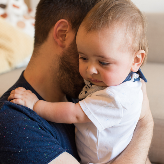 Ton bébé pleure après le biberon ? Tu n’es pas seul. 👶🍼