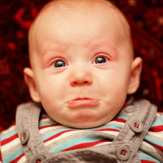 Bébé pleure après le repas ? Voici ce que tu dois savoir 👶🍼