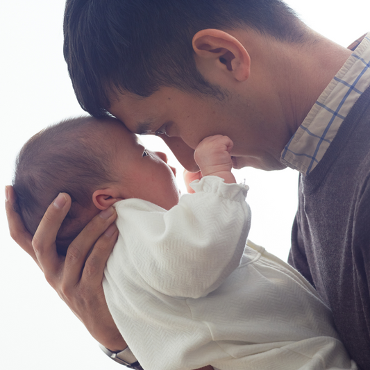 Tu recherches une solution aux pleurs de ton bébé après les repas ? 🔍