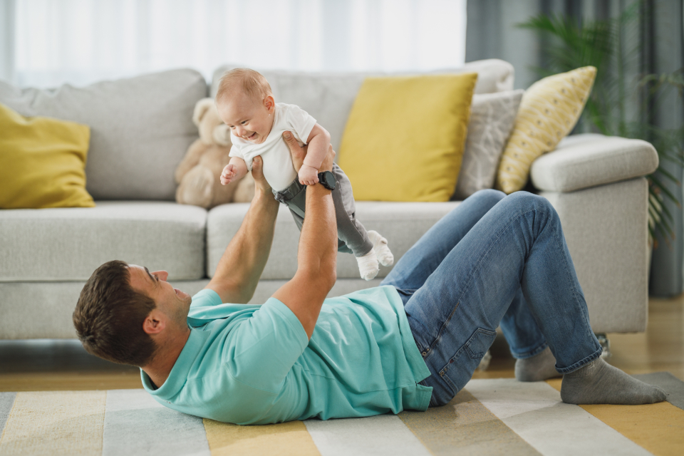 Père et enfant dans le salon