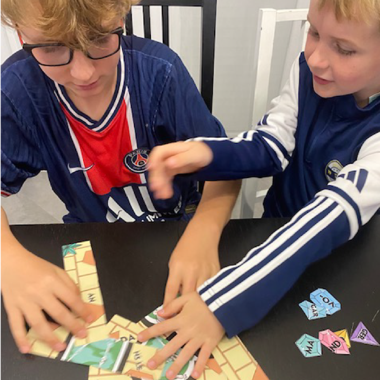 Enfants qui jouent à l'escape game Bienvenue chez les monstres