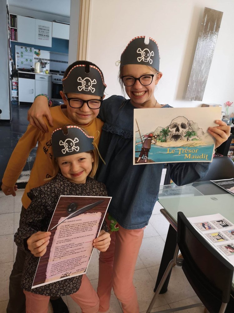 Des enfants déguisés en pirates jouent à un escape game Escape Kit