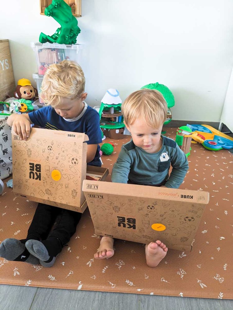 Deux enfants ouvrent leur box Kube Jeunesse